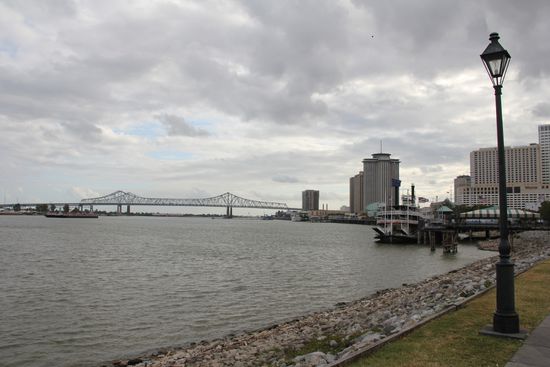 Der Mississippi mit der Mississippi Brücke im Hintergrund