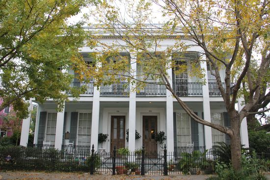 schön, mit den Schaukelstühlen auf der Veranda