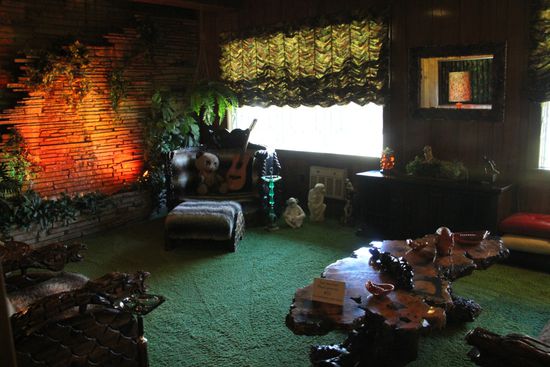 Das "Dschungelzimmer", links an der rötlichen Wand ist der kleine Wasserfall