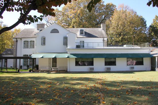 Graceland Villa vom Garten aus