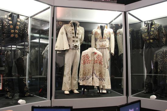 Ein paar Bühnenoutfits