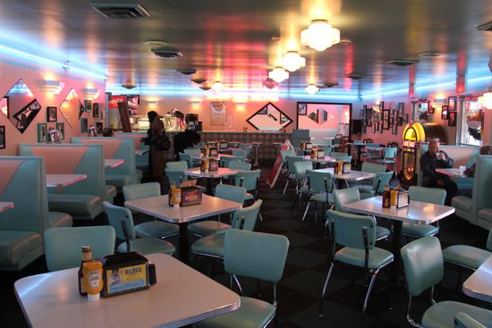 Der Diner, schön kitschig in rosa und hellblau 