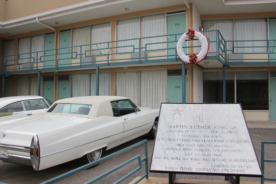 Der Kranz erinnert an die Stelle, an der Martin Luther King bei seiner Ermordung, am 04. April 1968, gestanden hat.