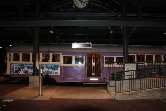 Eine lila Trolley
