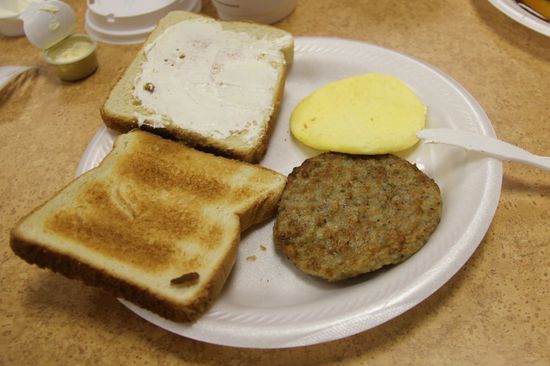 Unser Frühstück mit Ei und Wurst 