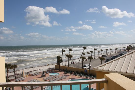 Ocean und Pool View am Tag