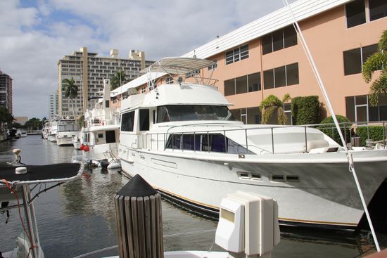 Eine Kanal mit Bootanlegern.