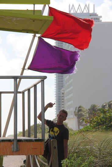 Rot für starke Brandung und starker Strömung, Lila für Risiko einer gefährlichen tierischen Begegnung, keine gute Kombi würd ich sagen!
