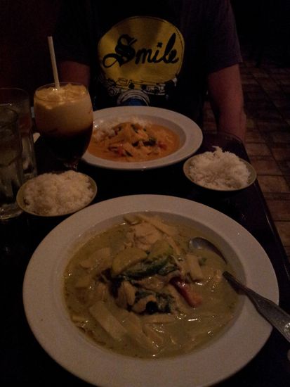 Rotes und grünes Curry, was aussieht wie ein Bier mit Strohhalm, ist ein Thai Eistee!