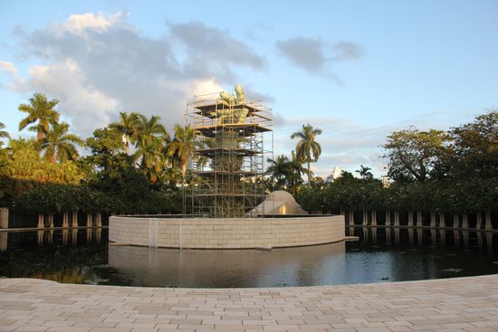 Holocaust Memorial im Seerosenteich, mit "schicken" Gerüst