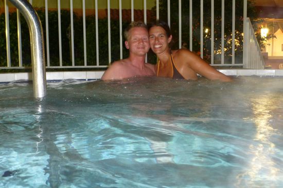 Im gefühlt 45 Grad heißen Jacuzzi