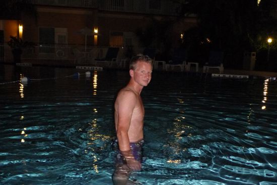 Marc im viel zu kalten Pool 