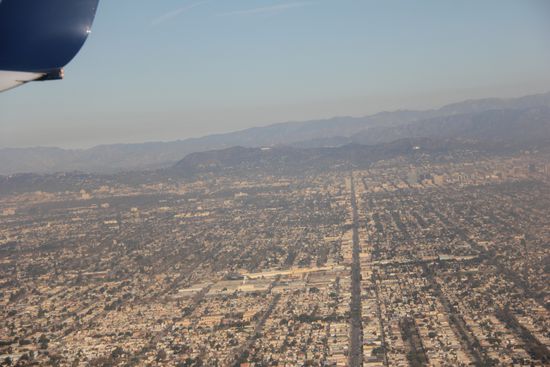 L.A. von oben, ganz hinten (mittig) sieht man das Hollywoodzeichen!