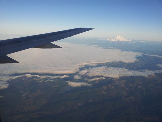 Das weiße ist kein Schnee, das sind Wolken über Seattle, so kennen wir die Stadt!  vorher die ganze Zeit Wolkenlos...