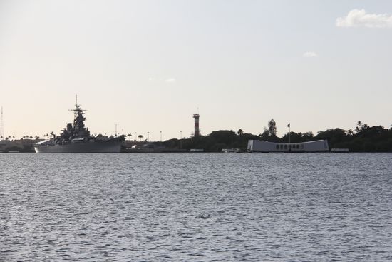 rechts im Bild das USS Arizona Memorial, über dem gesunkenen Wrack