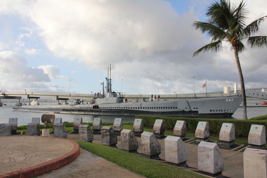 Im Hintergrund die "USS Bowfin"
