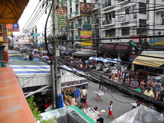 Partymeile in Bangkok - Die Khao San Road
Alle Elektriker bitte weggucken!!! Die Kabel werden von den hiesigen Eichhörnchen aber geliebt!