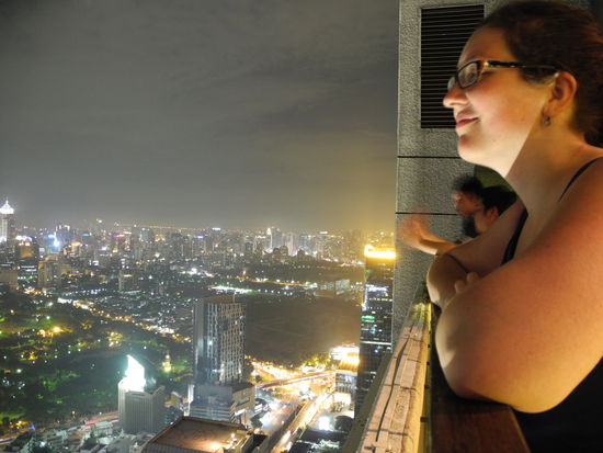 Vertigo Moon Bar - 61. Stock - Blick über Bangkok bei Nacht!
Ja, der Steffi gefällts!
