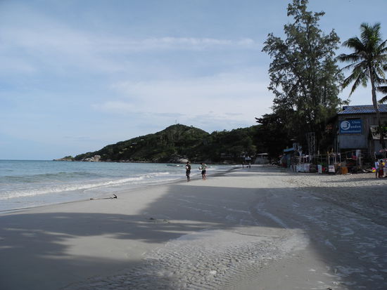 Am Full-Moon-Beach.. Dafür dass hier immer zehntausende Pilger feiern sollen, kam uns der Strand arg klein vor....