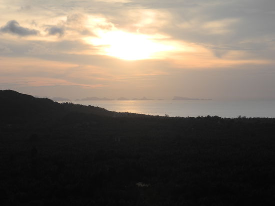 Aussichtspunkt am Paeng Wasserfall, Hintergrund zeigt Koh Samui