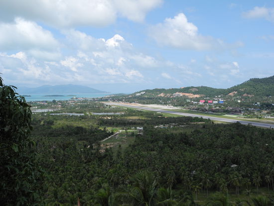 Ausblick von einer Pagode aus gesehen; unten sieht man den Flughafen von Koh Samui - echt putzig...