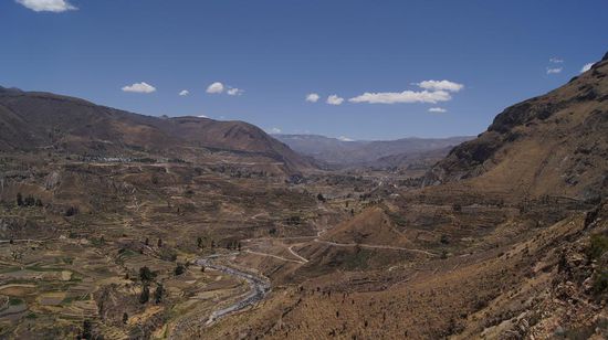 Seit Urzeiten legen die Einwohner des Valle del Colca Terrassen an, um dort ihr Getreide und Gemuese anzubauen