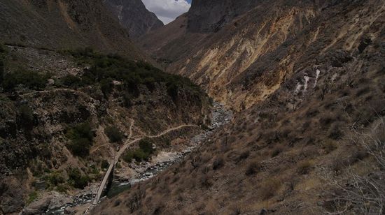 Unten ist schon die Bruecke ueber den Colca zu sehen