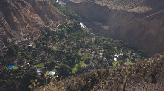 Da endlich taucht Oasis auf, das Blau der Schwimmbaeder lockt nach dieser Wanderung besonders - hoffentlich keine Fata Morgana