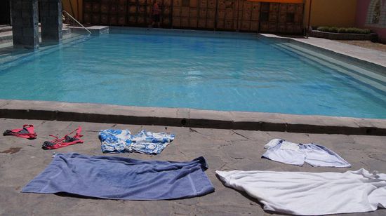 Auf dem Rueckweg machen wir Halt in einem heissen Thermalbad, um unsre uebersaeuerten Muskeln ein wenig zu verwoehnen