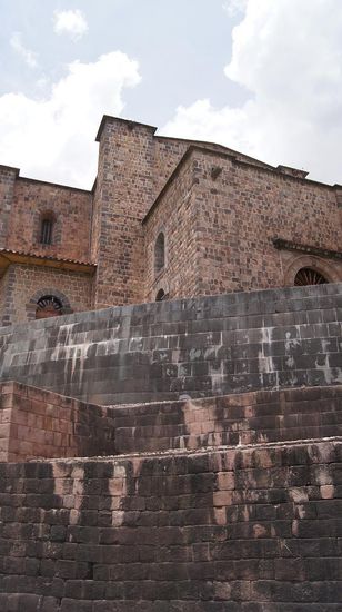 Die unteren Mauern stammen noch aus der Prae-Inka-Phase, die grauen darueber sind vom Inka-Tempel, darueber das Dominikanerkloster aus dem 16. Jahrhundert
