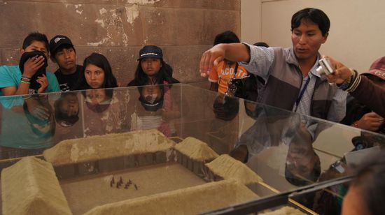 Schueler stanune ueber die Baukunst ihrer Vorfahren