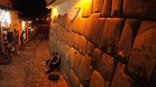 An vielen Stellen der Stadt finden sich noch alte Inka-Mauern