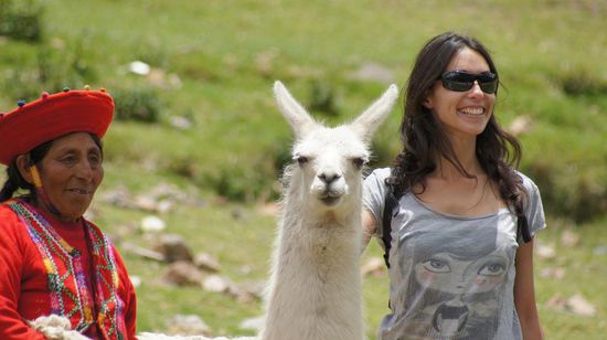 Ihre Frauen haben den leichteren Job. Gegen Bares posieren sie mit Lamas fuer die Touristen