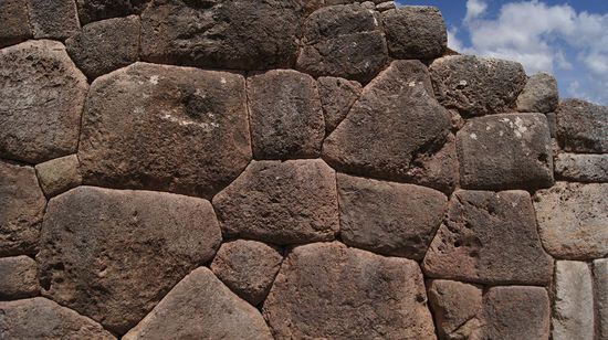 Die Inka verstanden es so zu bauen, dass die Mauern bis heute zahlreichen heftigen Erdbeben standhielten