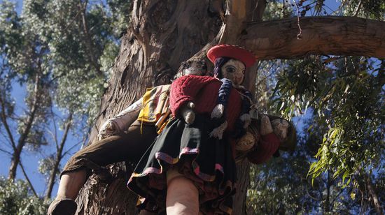 Unterwegs immer wieder Puppen an den Baeumen
