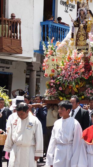 Der Pfarrer vor der Jungfrau