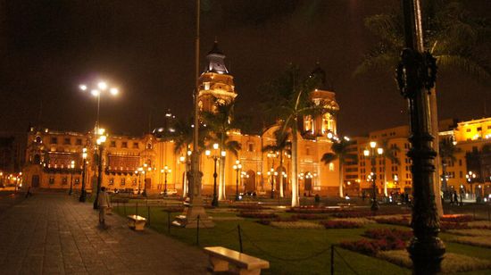 Nachts ist Lima am Schoensten. Allerdings gilt das Centro (hier die Kathedrale) dann als hochgefaehrlich.