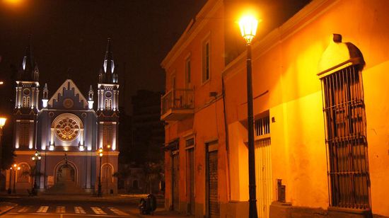 Manchmal springe ich aber auch kurz aus dem Wagen, wenn ich denke, dass das Motiv das Risiko lohnt. Trotzdem alles bisschen wacklig, aber das Stativ baue ich hier nachts nicht auf....