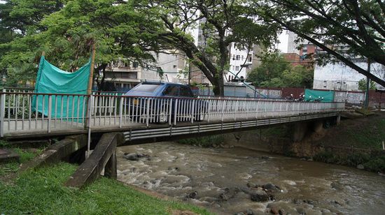 Eine Bruecke als Parkplatz