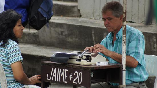 tippt Jaime Behoerdenschreiben fuer die Kundschaft