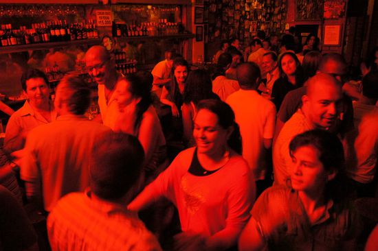 Die ganze Bar wogt....