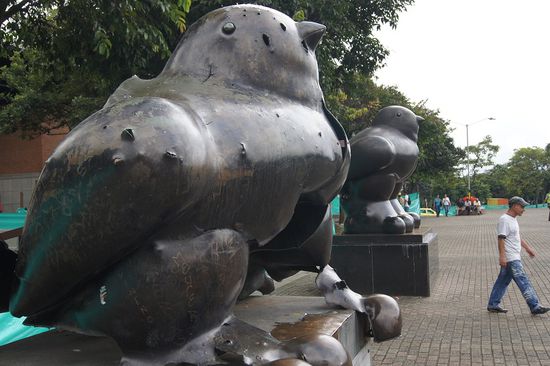 Daraufhin machte Botero eine zweite und setzte sie daneben, um zu demonstrieren, dass Frieden staerker ist als Gewalt