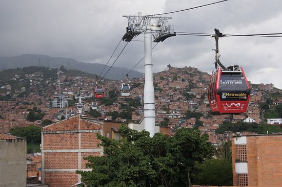 Die Metrocable schwebt uebr die Armengebiete Medellins