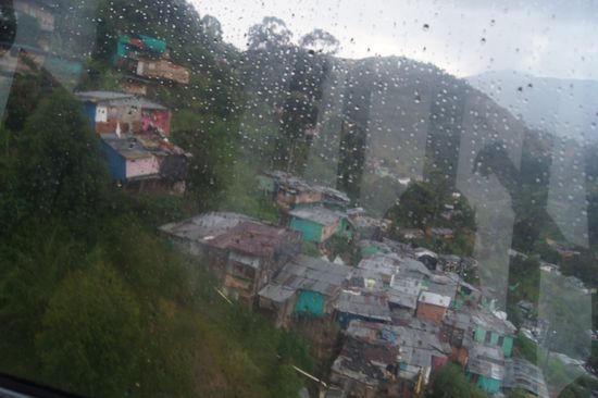 Blick aus der Metrocable beim Schweben ueber die Slumgebiete