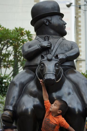 Beim Hochladen ging einiges Durcheinander, daher sind wir nun wieder auf der Plaza de Botero, ein beliebter Spielplatz