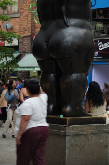 Es ist unmoeglich, keine Aehnlichkeit zwischen den Botero-Figuren und einigen Bewohnerinnen Medellins festzustellen