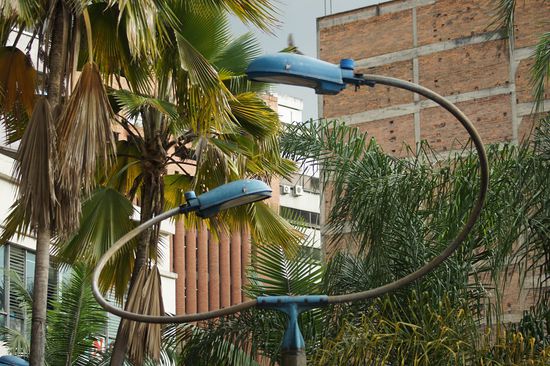 Auch die Strassenbeleleuchtung scheint sich dem Einfluss Boteroscher Rundungen nicht entziehen zu koennen....