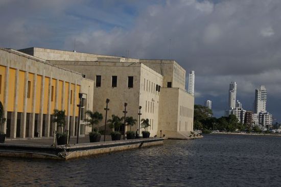 Blick über die Hafenbucht zum modernen teil Cartagenas "Bocagrande"