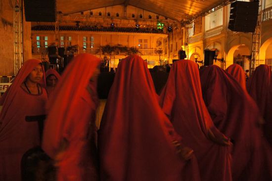 Indigene aus dem Nordosten zeigen einen traditionellen Tanz während der Kulturwoche in Cartagena