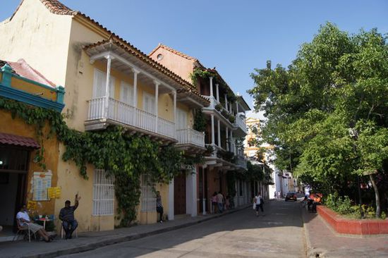 So oder so ähnlich sehen Dutzende Straßen und Plätze von Cartagena aus - ein Traum!